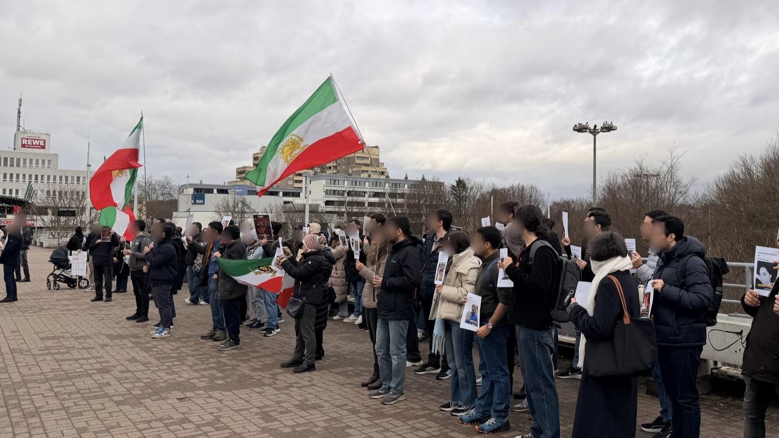 Iran-Mahnwache: „Am meisten tut es weh, dass wir nicht gesehen werden.“