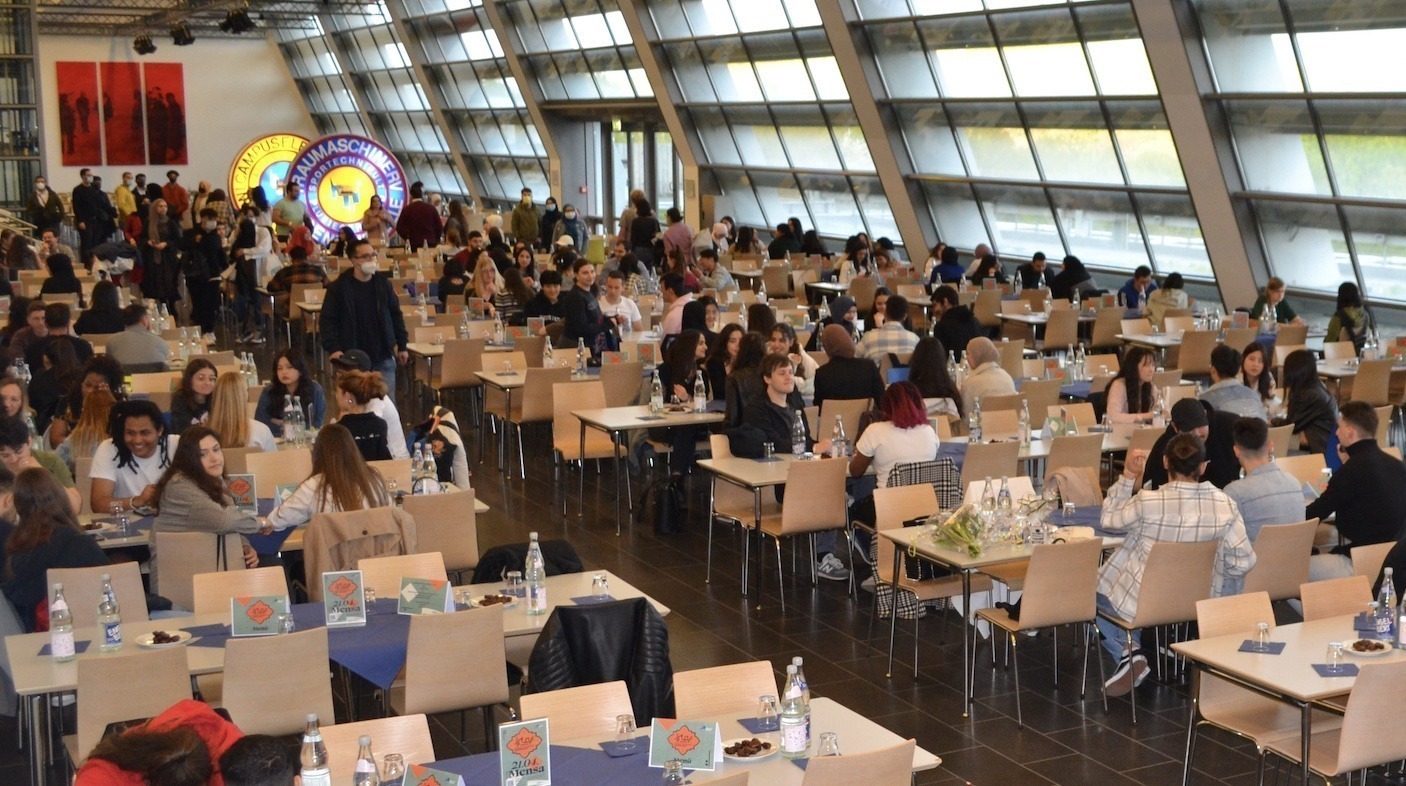 Neue Menschen und Gerichte kennenlernen beim Interkulturellen Abendessen